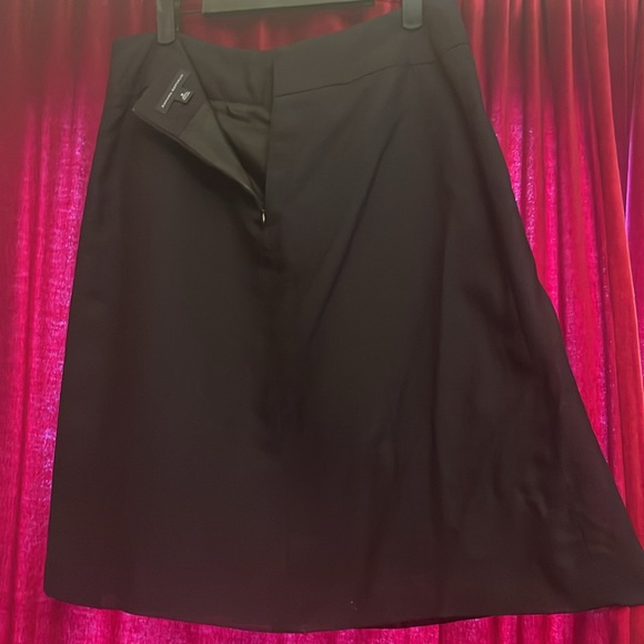 Banana Republic, midi flowy skirt with pleat in the front and invisible zipper. - Picture 2 of 3